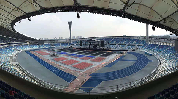 体育馆这类大型声场的扩声系统技术上有什么要求？